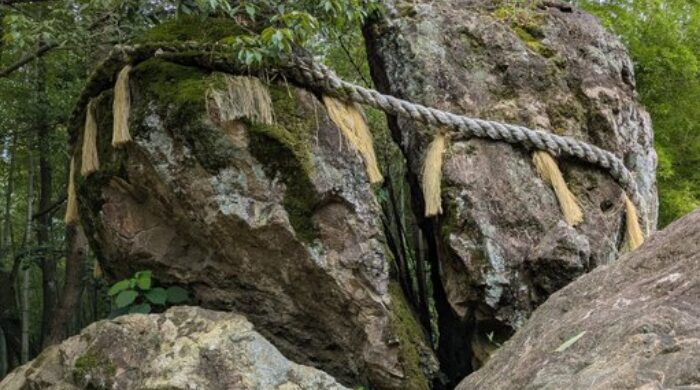 破磐神社 われ岩